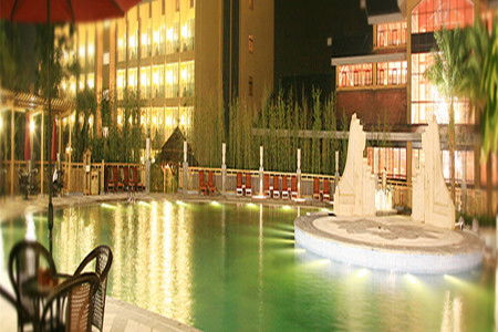 溫泉酒店內(nèi),超大私人陽(yáng)臺(tái),在充分呼吸享受酒店里每立方厘米的8萬(wàn)個(gè)負(fù)離子的同時(shí),也可觀賞遠(yuǎn)處絕美的景觀,盡顯舒適與 出發(fā) 途牛