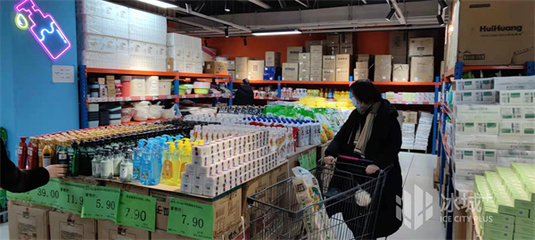 超市、折扣倉年貨上新!市民趁假期整箱整箱往家搬