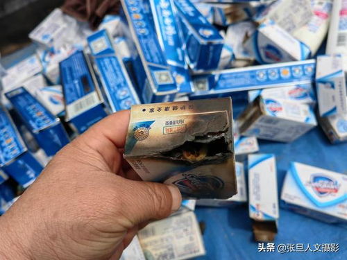 一地?cái)傎u被燒過的日用品挺火,難道是一種新的營銷方式 值得佩服